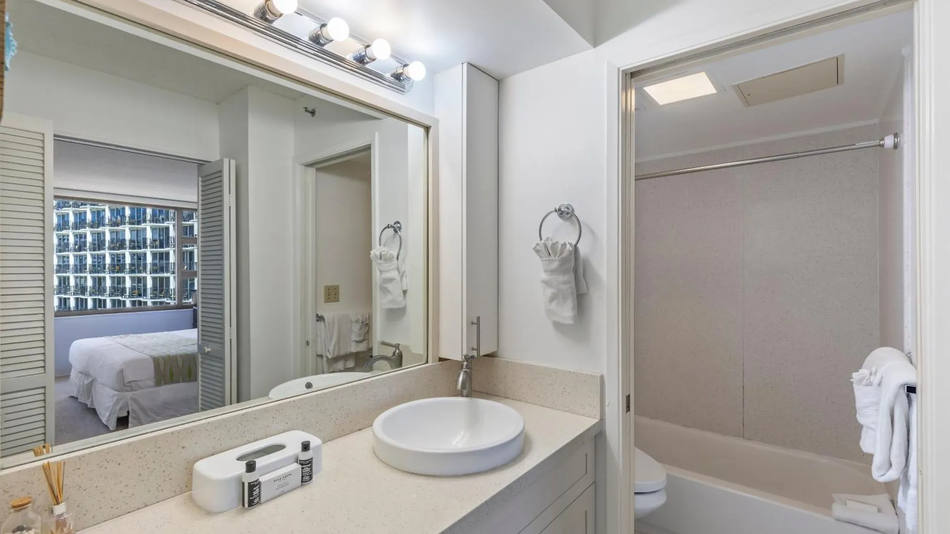 Apartment Light & Airy Waikiki Condo With Private Lanai Condo Honolulu