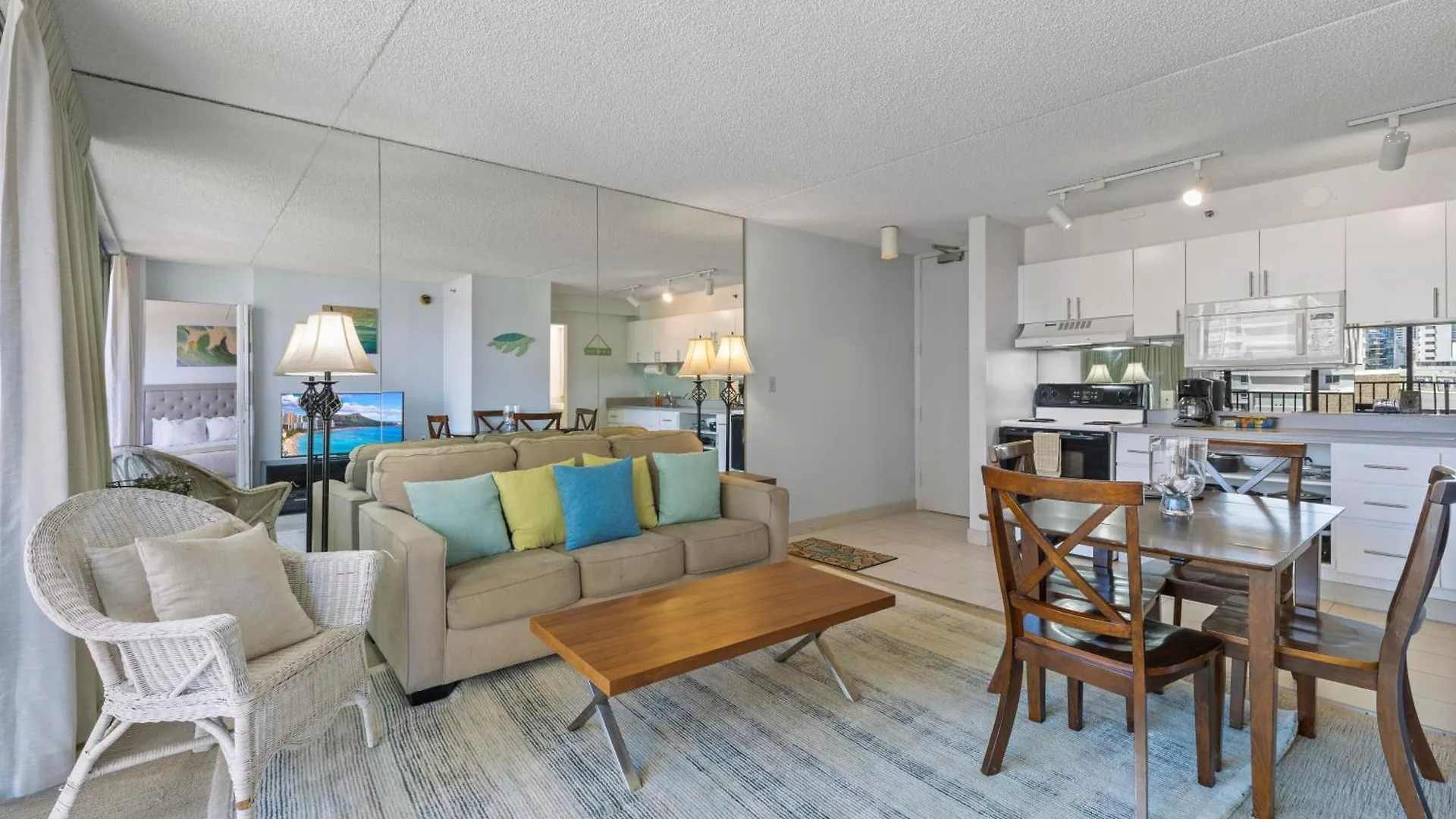Light & Airy Waikiki Condo With Private Lanai Condo Honolulu