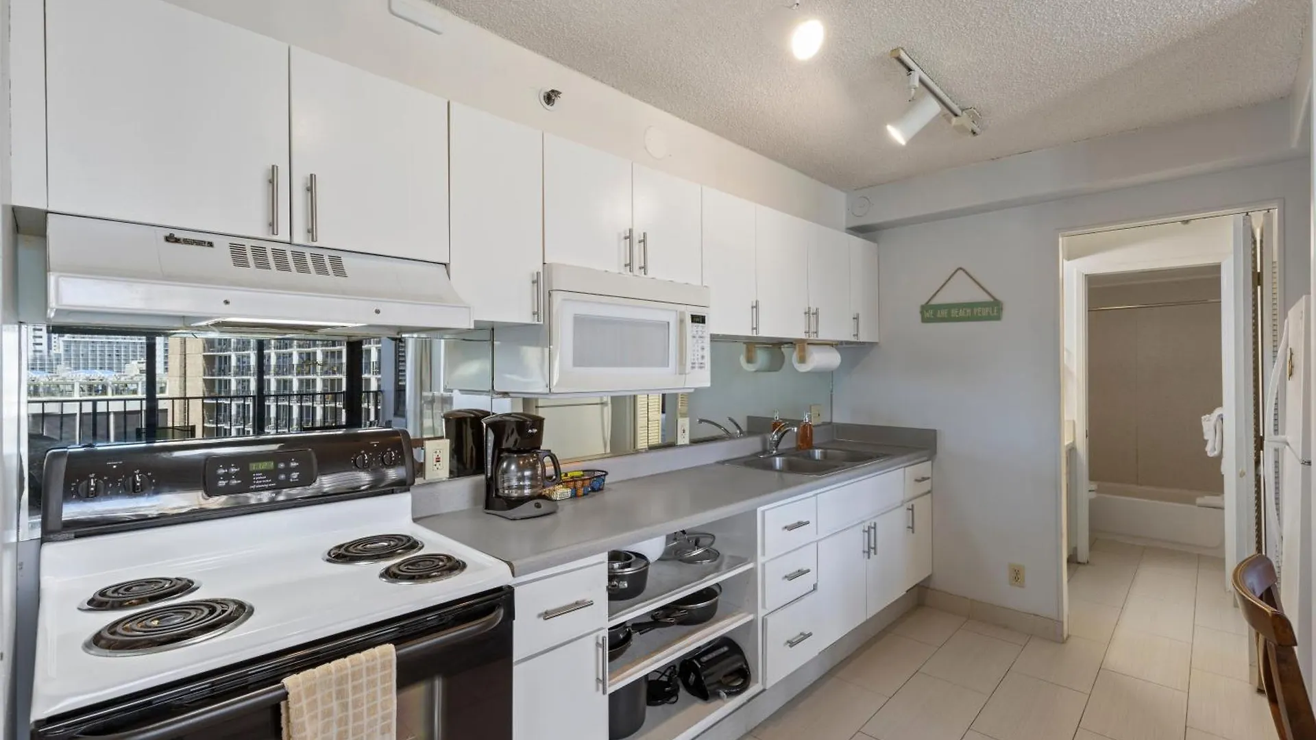 Light & Airy Waikiki Condo With Private Lanai Condo Honolulu