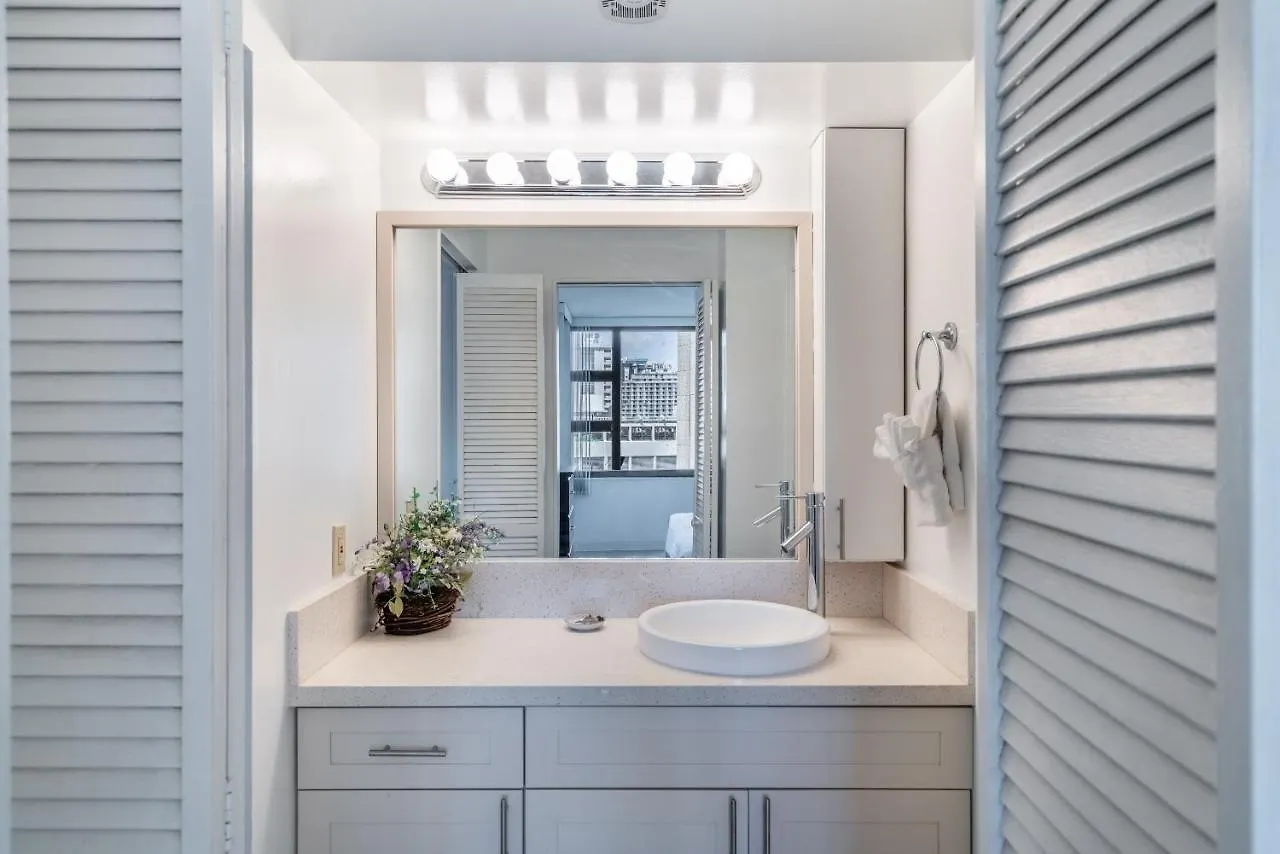Light & Airy Waikiki Condo With Private Lanai Condo Honolulu